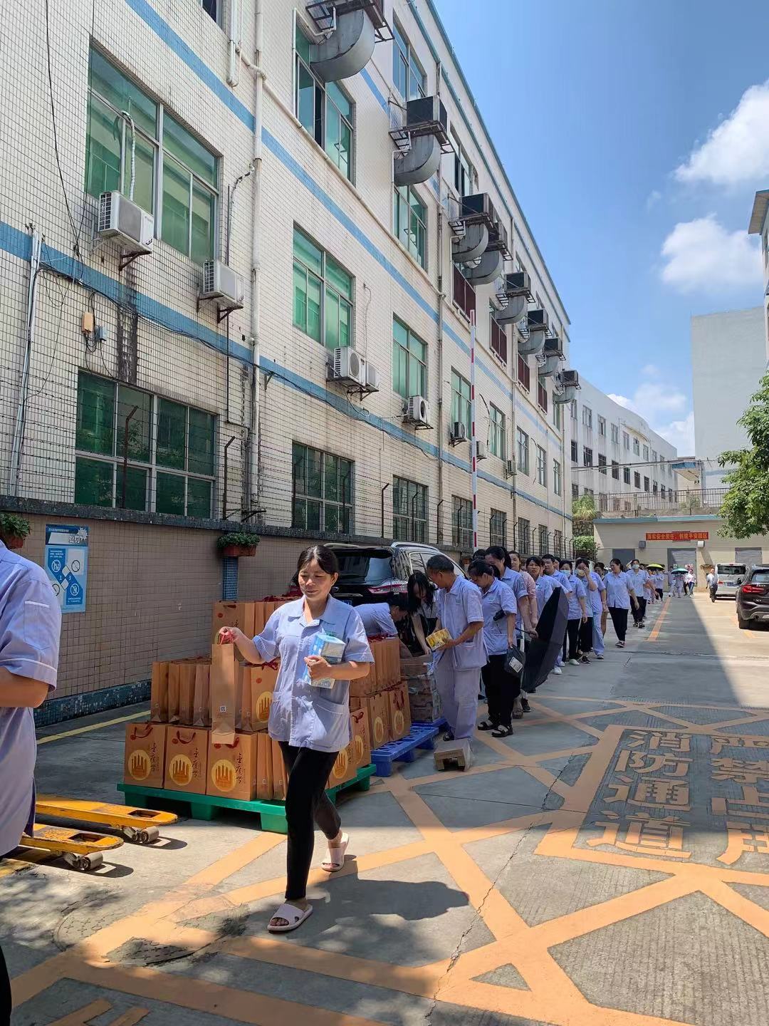 雅香麗化妝用品（深圳）有限公司預祝大家度過一個平安祥和、喜慶歡樂的中秋假期！