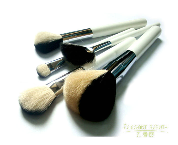 化妝刷的毛質(zhì)有哪些種類？各有什么優(yōu)缺點？