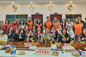 福城街道新和社區(qū)蒞臨雅香麗化妝用品（深圳）有限公司開展“巾幗綻放.婦女權(quán)益保護(hù)法介紹”書記茶話會(huì)。