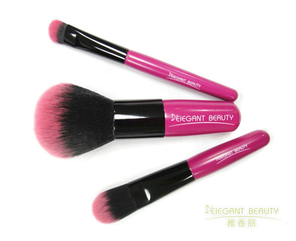 化妝刷套裝中散粉刷的錐形設計對妝效有何技術優勢？