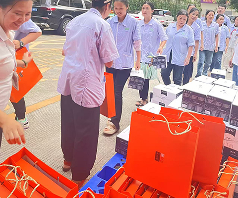 雙節(jié)同慶暖人心，關(guān)懷慰問傳真情||雅香麗化妝用品(深圳)有限公司為全體職工發(fā)放“雙節(jié)”福利